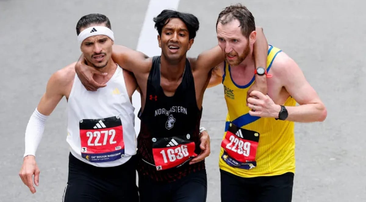 Dos corredores detuvieron su carrera para ayudar a un atleta exhausto en el Maratón de Boston