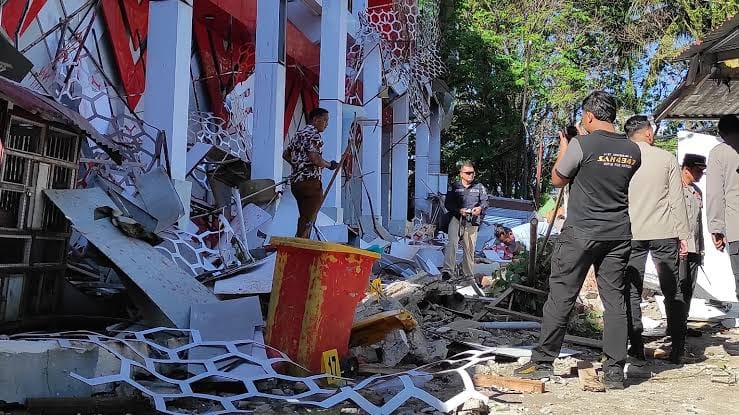 Sismo de magnitud 7,4 en Indonesia dejó un fallecido tras colapso de edificio