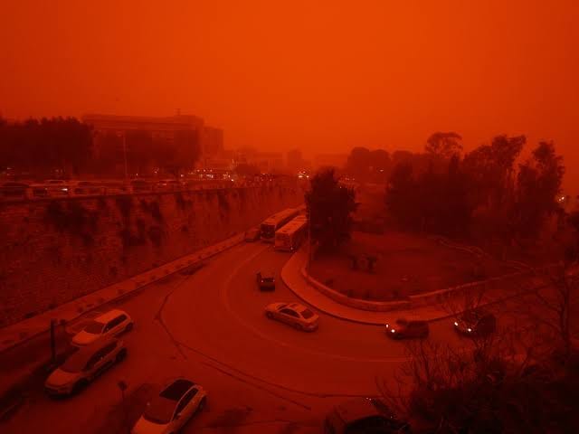 Grecia: Polvo del Sahara tiñó de rojo la ciudad de Heraklion y paralizó el transporte