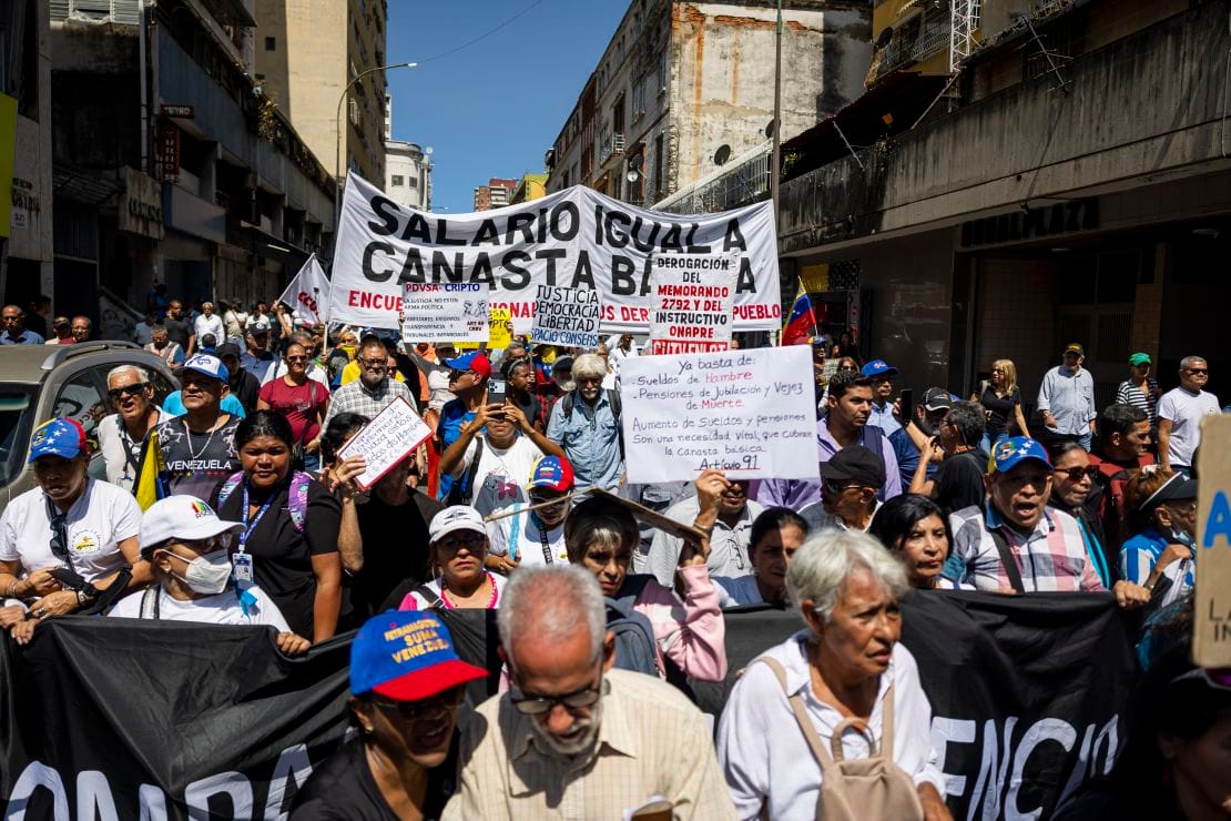 Manifestantes rompieron piquete de la PNB y avanzan a Miraflores para exigir mejores salarios