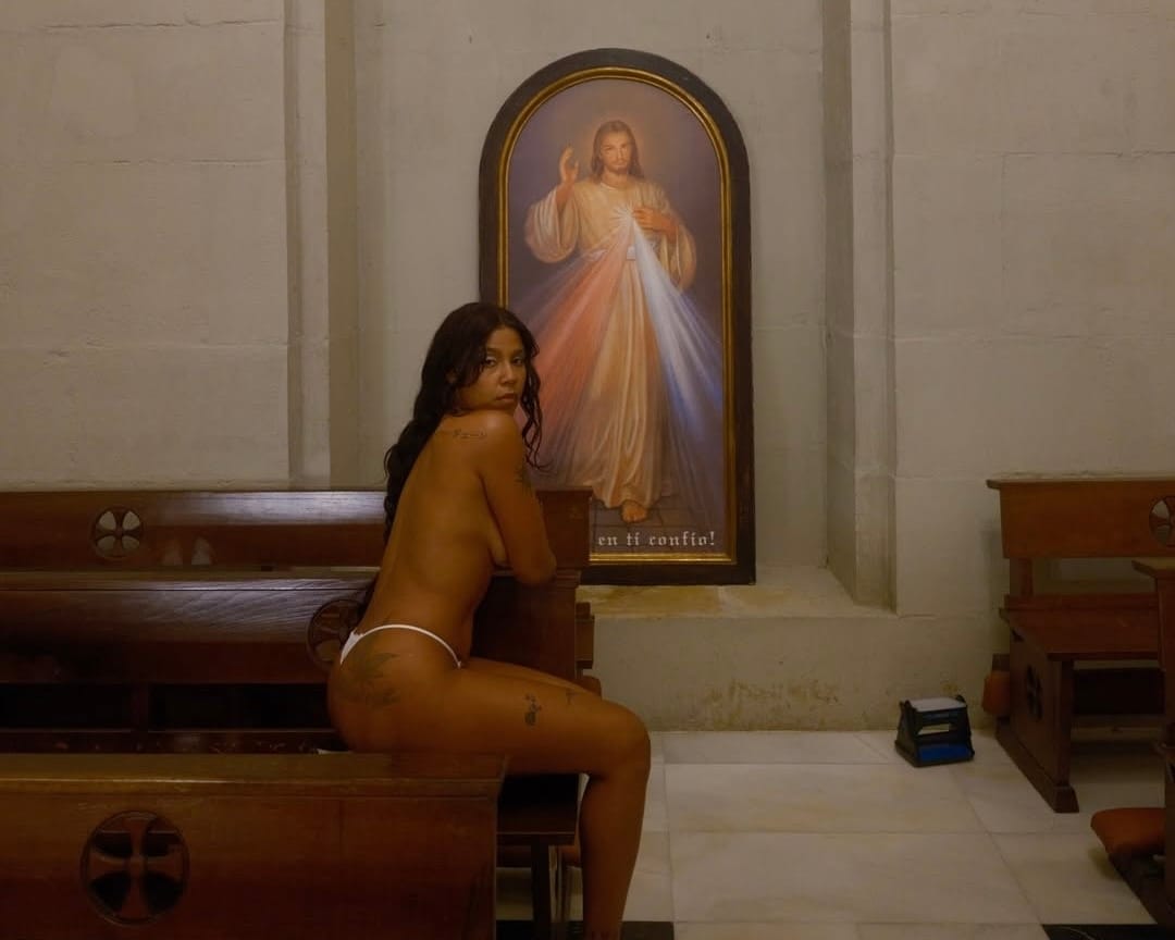 Iglesia de San Sebastián en España pidió retirar imágenes de Tokischa en su basílica