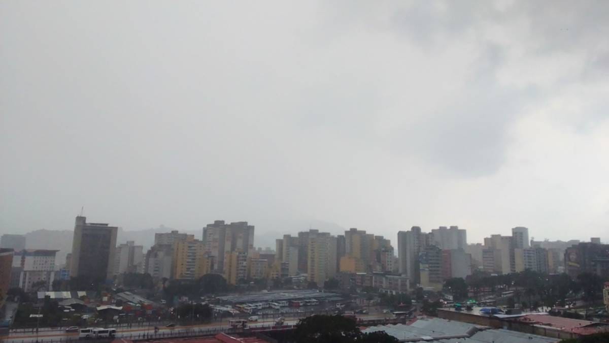 Lluvias y fuertes vientos generaron afectaciones en varias zonas de Caracas