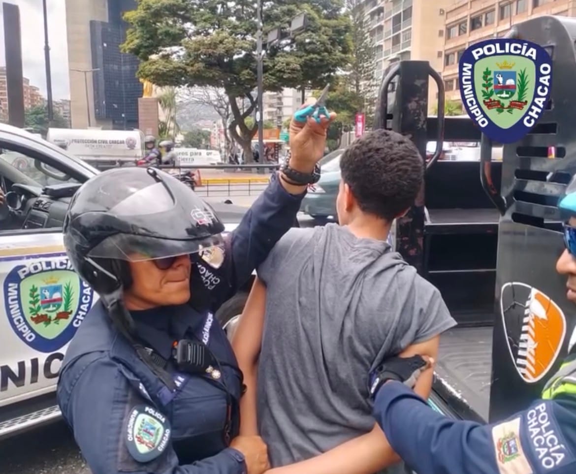 Mujer fue detenida por cometer robos con una tijera dentro de autobuses en Miranda