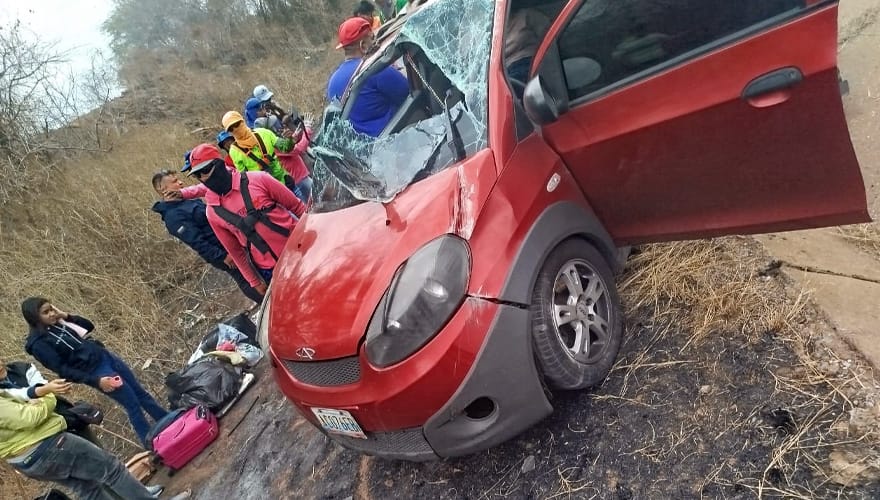 Taxi volcó tras ser golpeado por un camión de carga en Anzoátegui: hay cuatro heridos