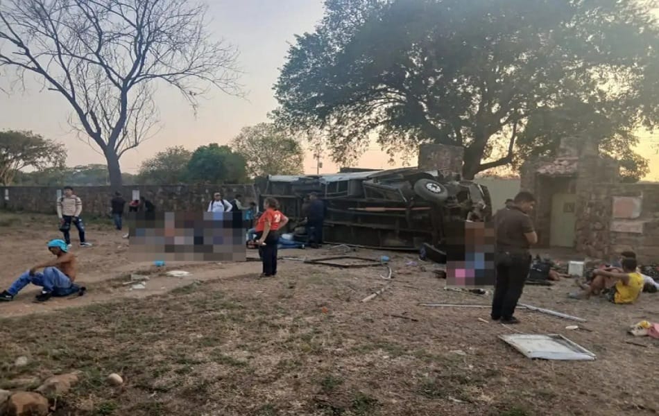 Vuelco de autobús en curva Boca de Tigre de Anzoátegui dejó tres muertos y 39 heridos
