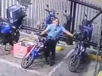 Captan a sujeto robando cascos de motos en el municipio Baruta de Caracas