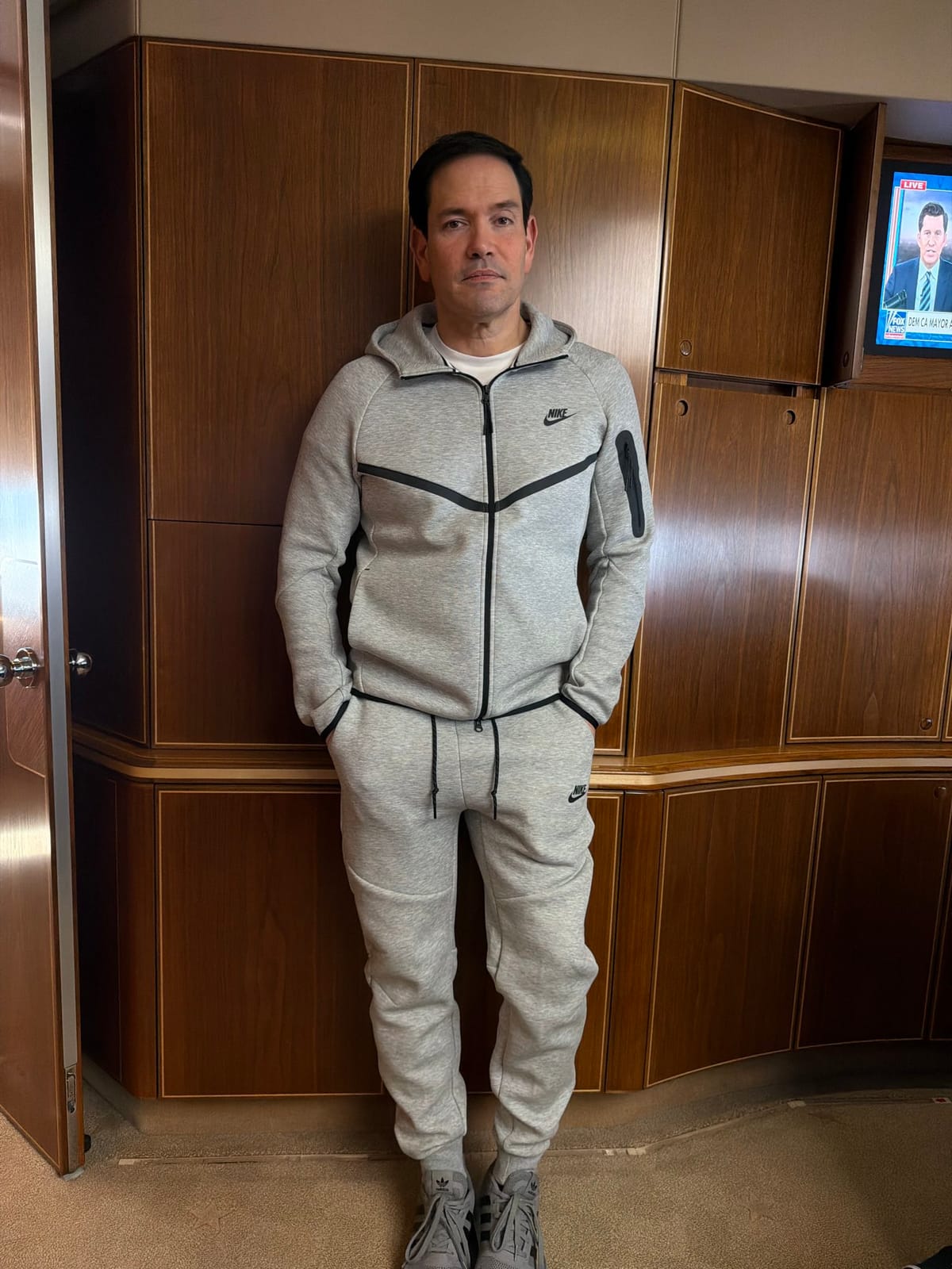 Revuelo en redes sociales: Marco Rubio usó     atuendo similar al de Maduro durante viaje a China