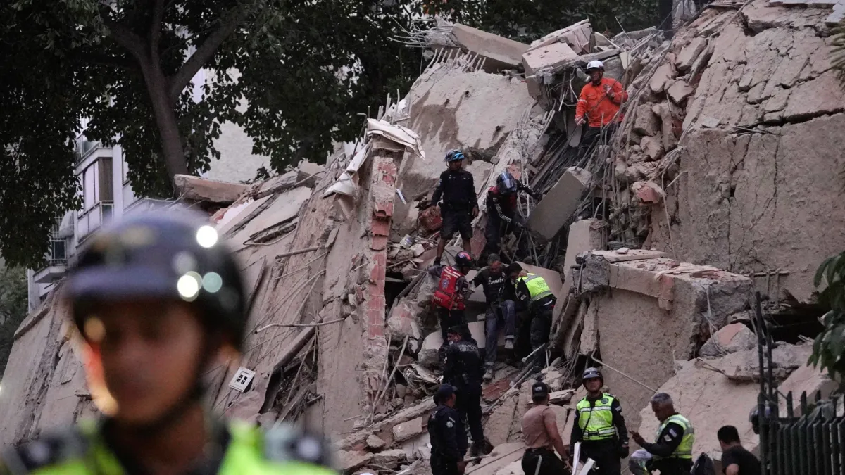 Organismos de seguridad realizan labores de rescate en zonas afectadas por el sismo en Caracas
