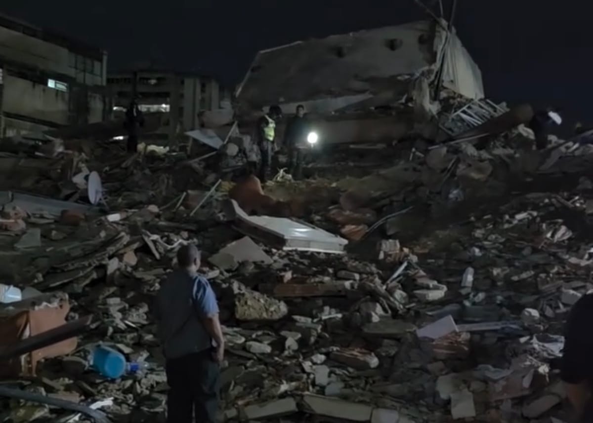 Hombre busca a su madre entre los restos de un edificio colapsado en Caracas