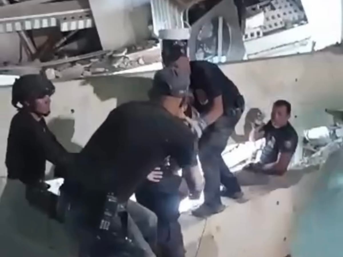 Padre se reencontró con su hijo, nuera y nieto tras ser rescatados de los escombros de un edificio