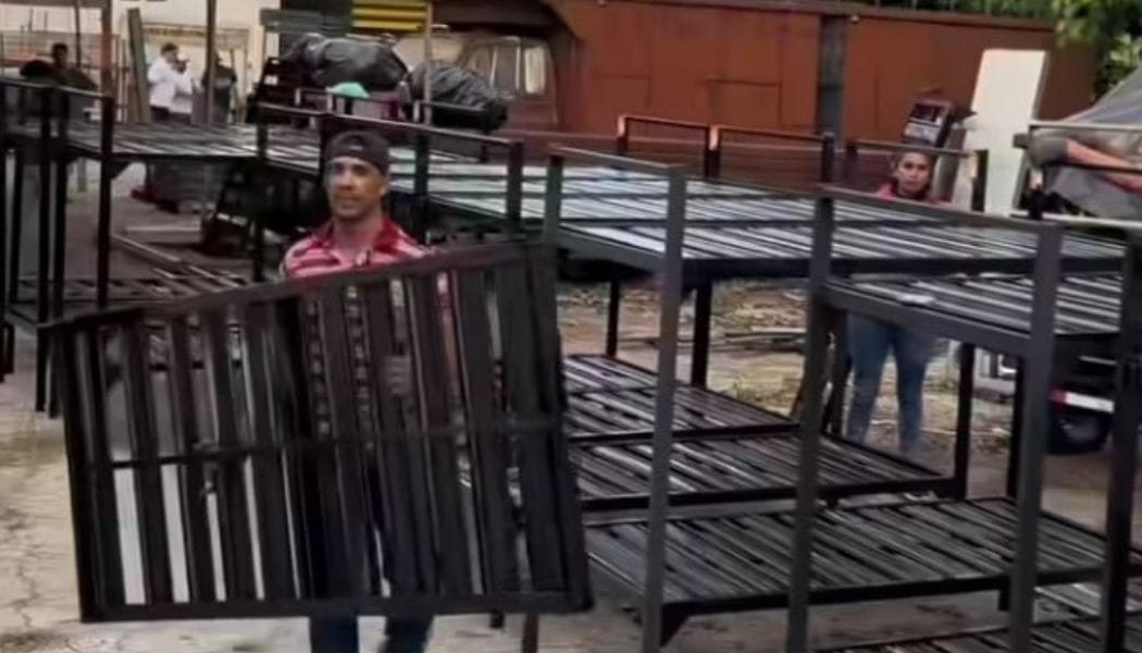 Empresa de Lara fabrica literas para enviarlas a damnificados de La Guaira