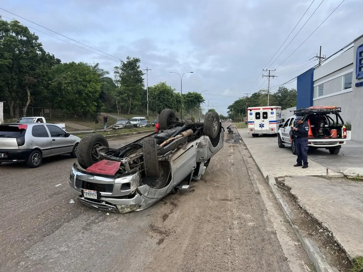 Conductor resultó herido tras vuelco en la avenida Cruz Peraza de Maturín