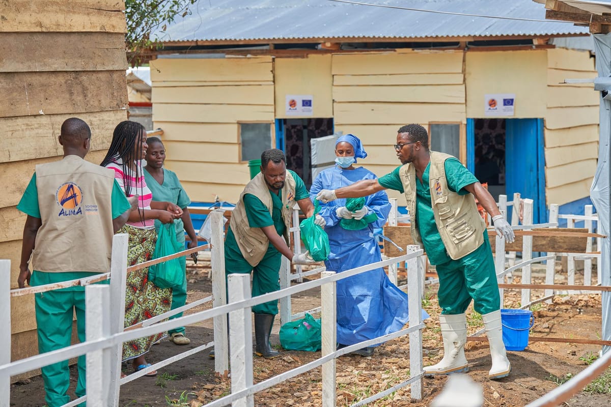 Cifra de casos de ébola en el Congo subió a 896: 232 personas han muerto