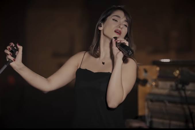 Irán condenó a 74 latigazos a la artista Parastoo Ahmadi por cantar sin velo en concierto virtual