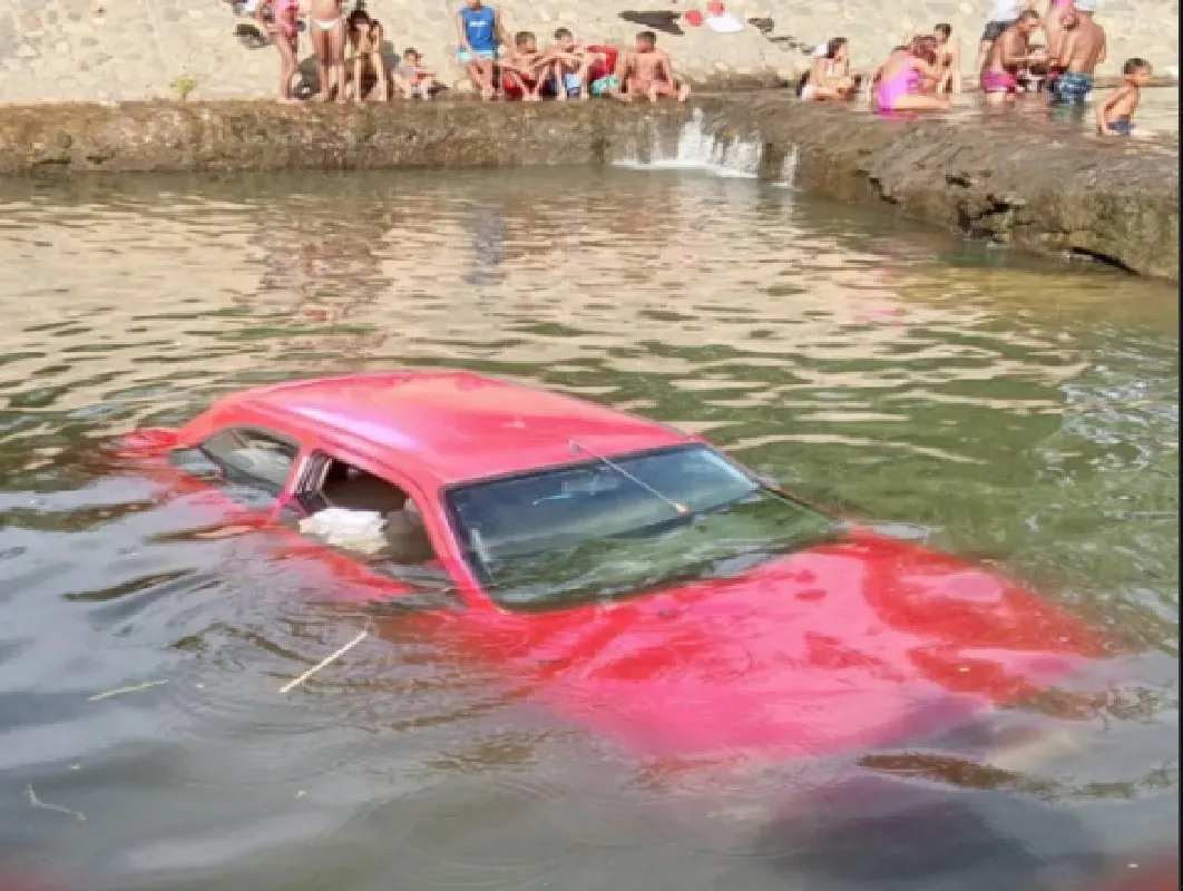 Dos niños heridos tras caer un vehículo al río Camurí Grande en La Guaira