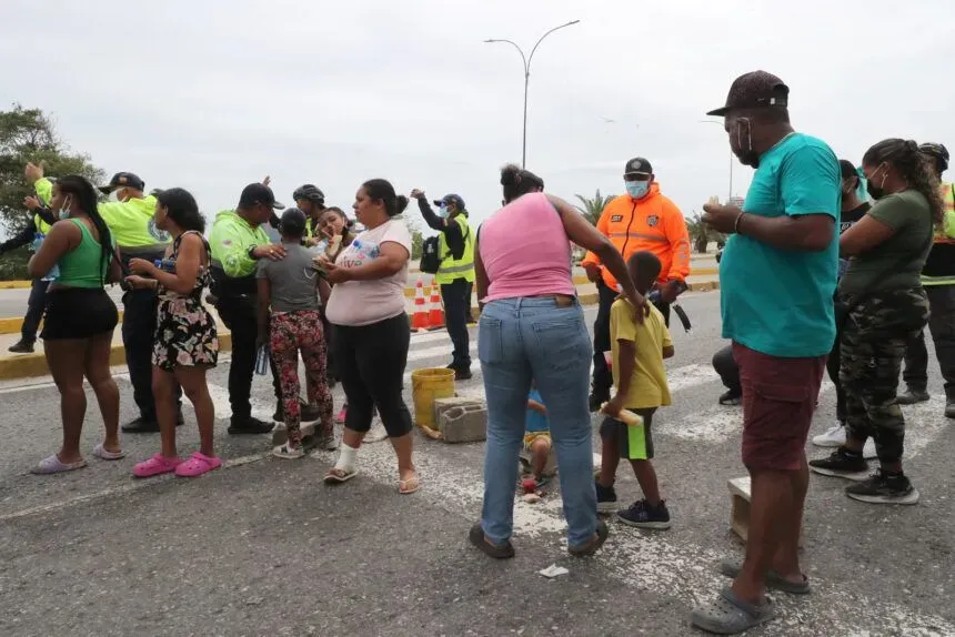 Grupo de damnificados protestaron en La Guaira para exigir su reubicación