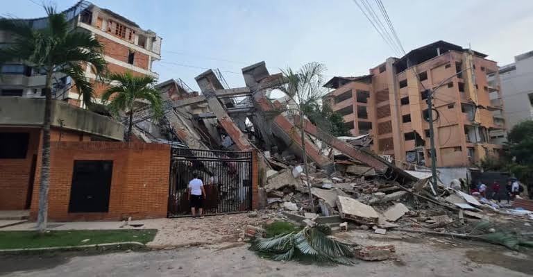 Habitantes de Tanaguarena piden más maquinaria para continuar la búsqueda entre los escombros