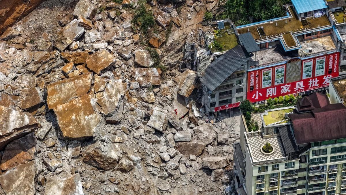 Deslizamiento de tierra en China deja edificios bajo los escombros y provoca evacuación masiva
