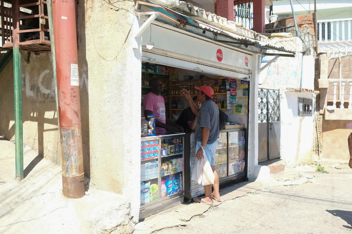 Al menos 1.752 negocios permanecen operativos  en La Guaira tras los sismos