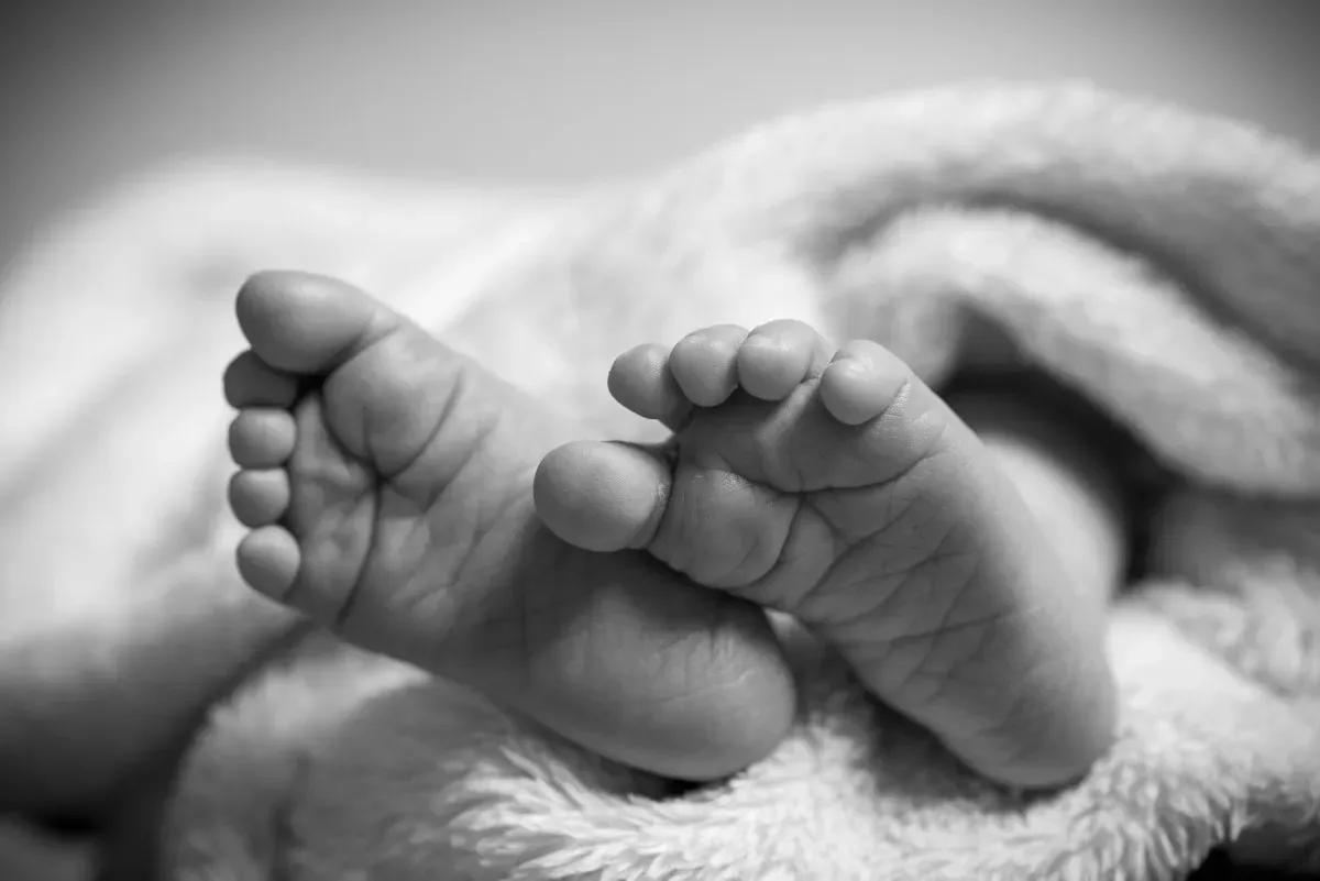 Bebé de un año murió tras asfixiarse con una semilla de mamón en Falcón