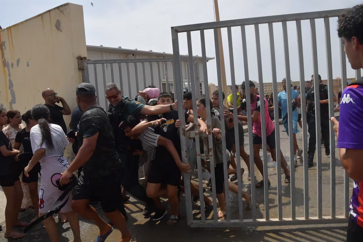 Emergencia en España: cientos de migrantes marroquíes cruzaron a la fuerza hacia Ceuta