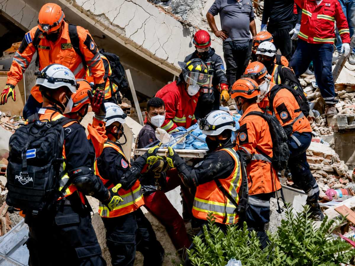 El Salvador envió nuevo vuelo a Venezuela con 120 rescatistas y cinco toneladas de ayuda humanitaria