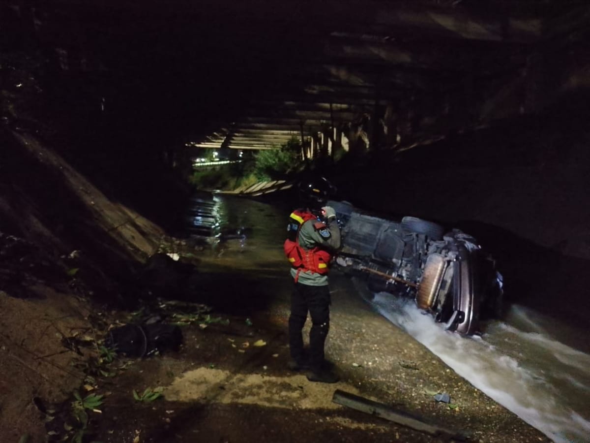 Accidente en El Junquito deja una mujer muerta tras caer al río Guaire