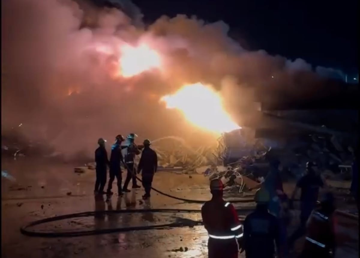 Incendio se registró en los escombros de la ferretería IP5 en La Guaira