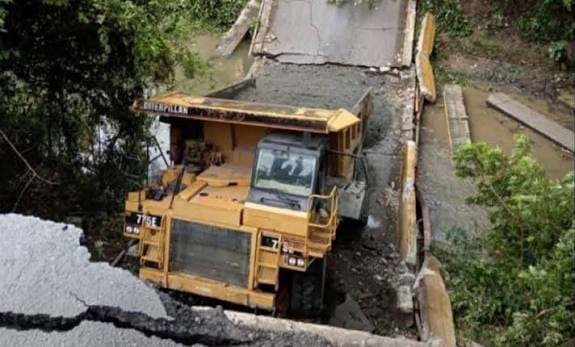 Colapso de puente interrumpe conexión vial en el sur de Aragua