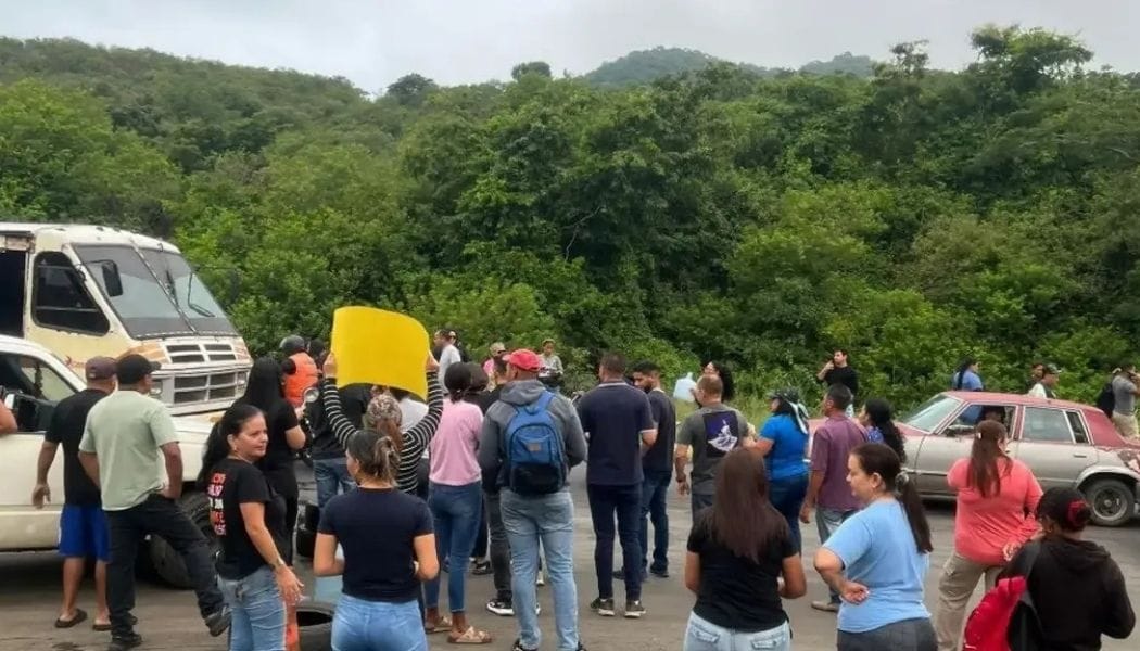 ANZOÁTEGUI | Habitantes de Anzoátegui cerraron la vía El Rincón – San Diego tras más de cinco meses sin agua