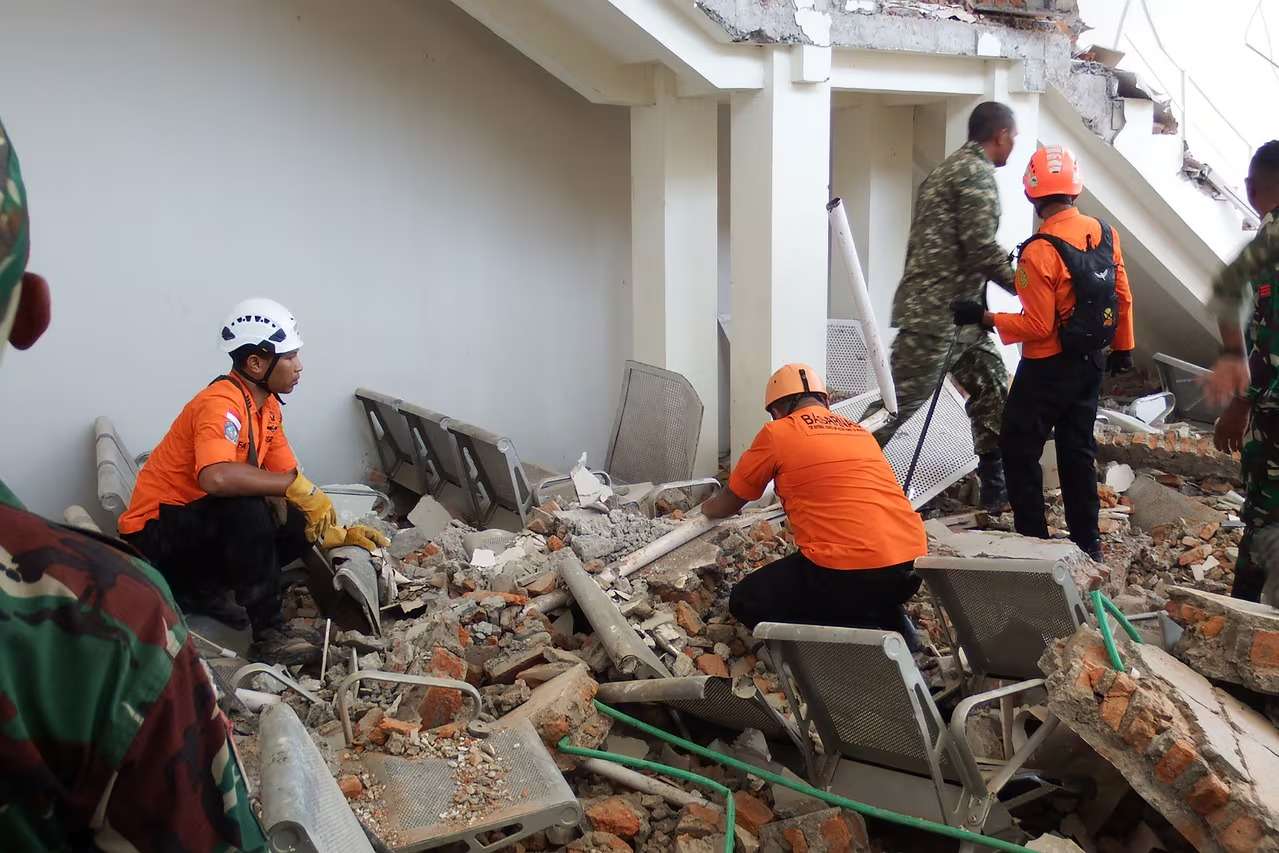 Terremoto de magnitud 6,9 sacudió el oeste de Indonesia tras sismo de 7,7