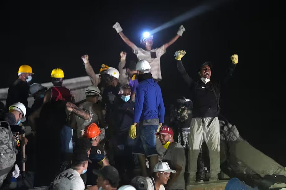 Otro milagro en Cali: hombre de 35 años fue rescatado de los escombros de un edificio