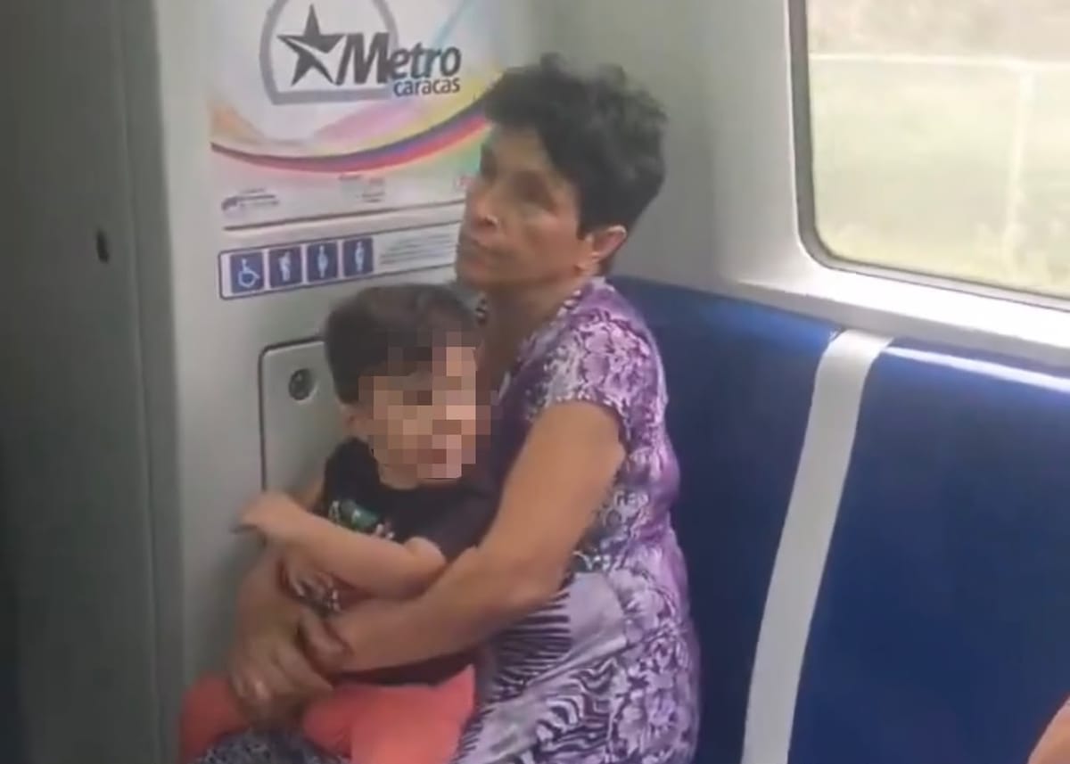 Usuarios confrontaron a una mujer por presuntamente maltratar a un niño en el Metro de Caracas