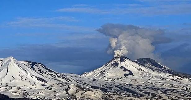 Volcán Nevados de Chillán en Chile registra explosión y eleva columna de humo