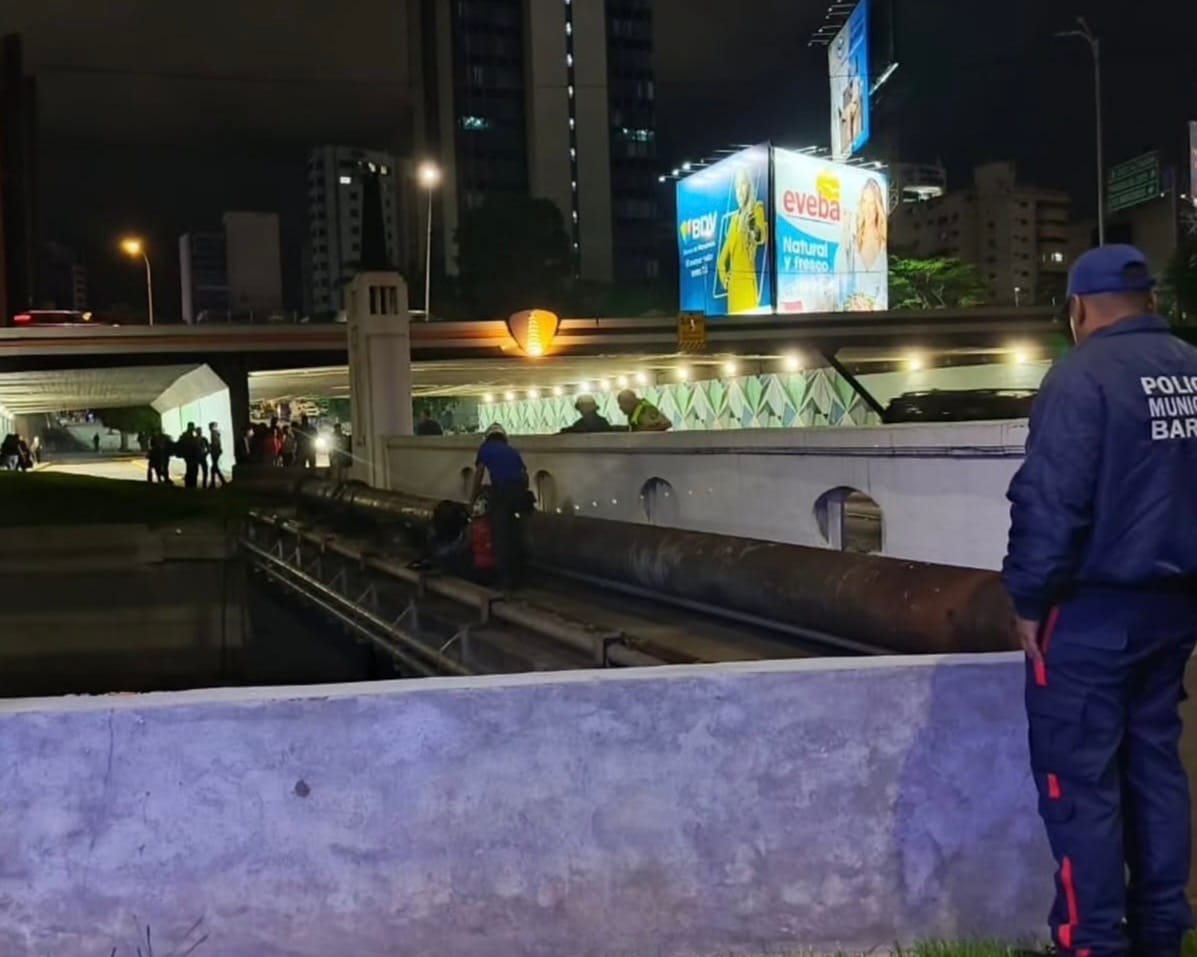 Funcionarios evitaron que joven atentara contra su vida desde el puente de Las Mercedes