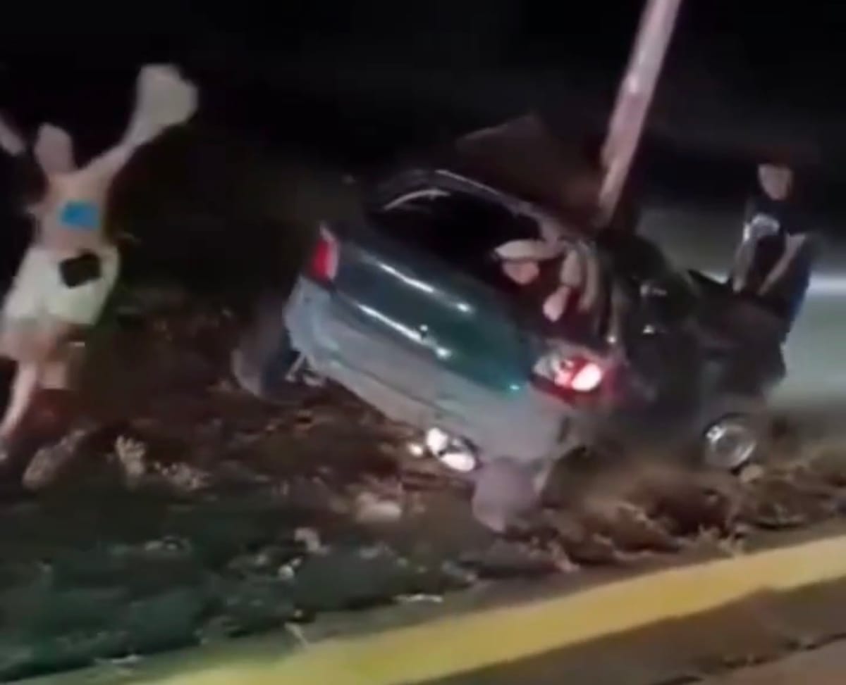 Vehículo volcó y chocó contra un poste en Nueva Esparta: cuatro personas resultaron heridas