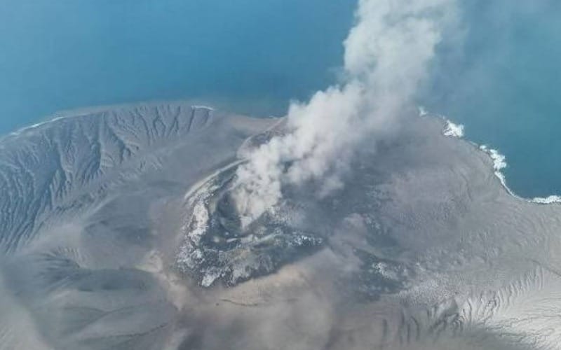 Volcán Anak Krakatoa entró en erupción y obligó al cierre de ocho aeropuertos en Indonesia