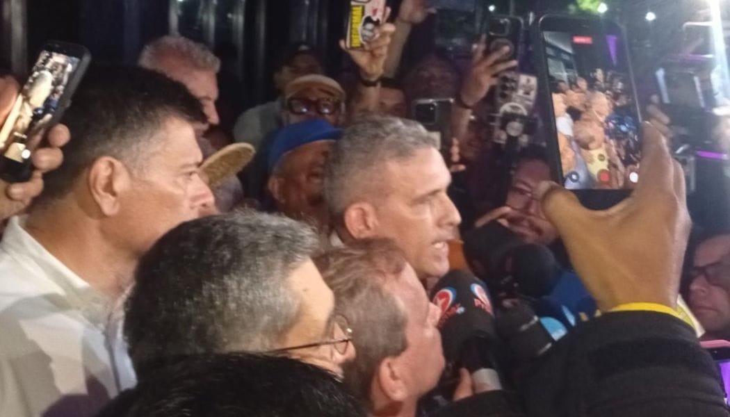 Exalcalde Javier Oropeza fue liberado tras ser detenido horas después de regresar a Venezuela