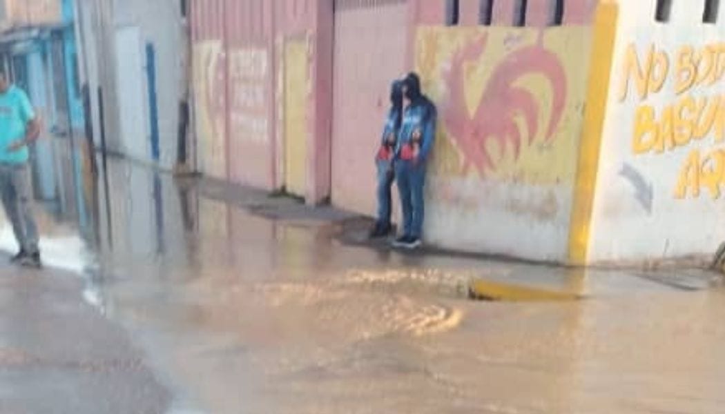 SUCRE | Avenida Panamericana de Cumaná amaneció anegada: vecinos reportaron rotura de tubería matriz