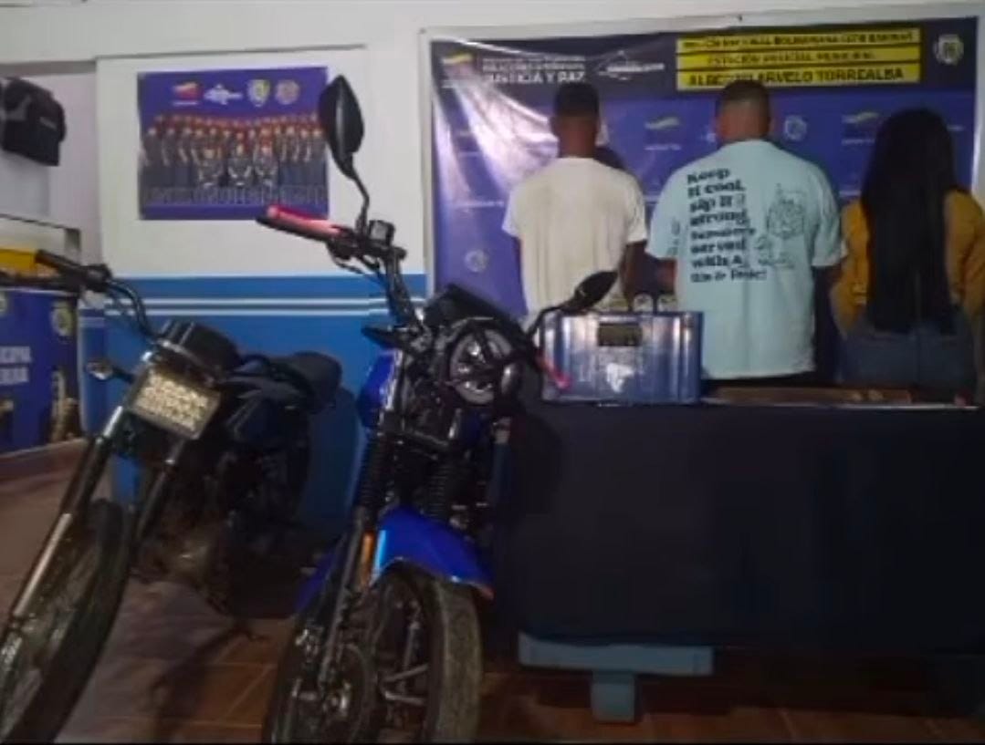 Detenidas tres personas por realizar «caballitos» frente a una comisaría e insultar a policías en Barinas