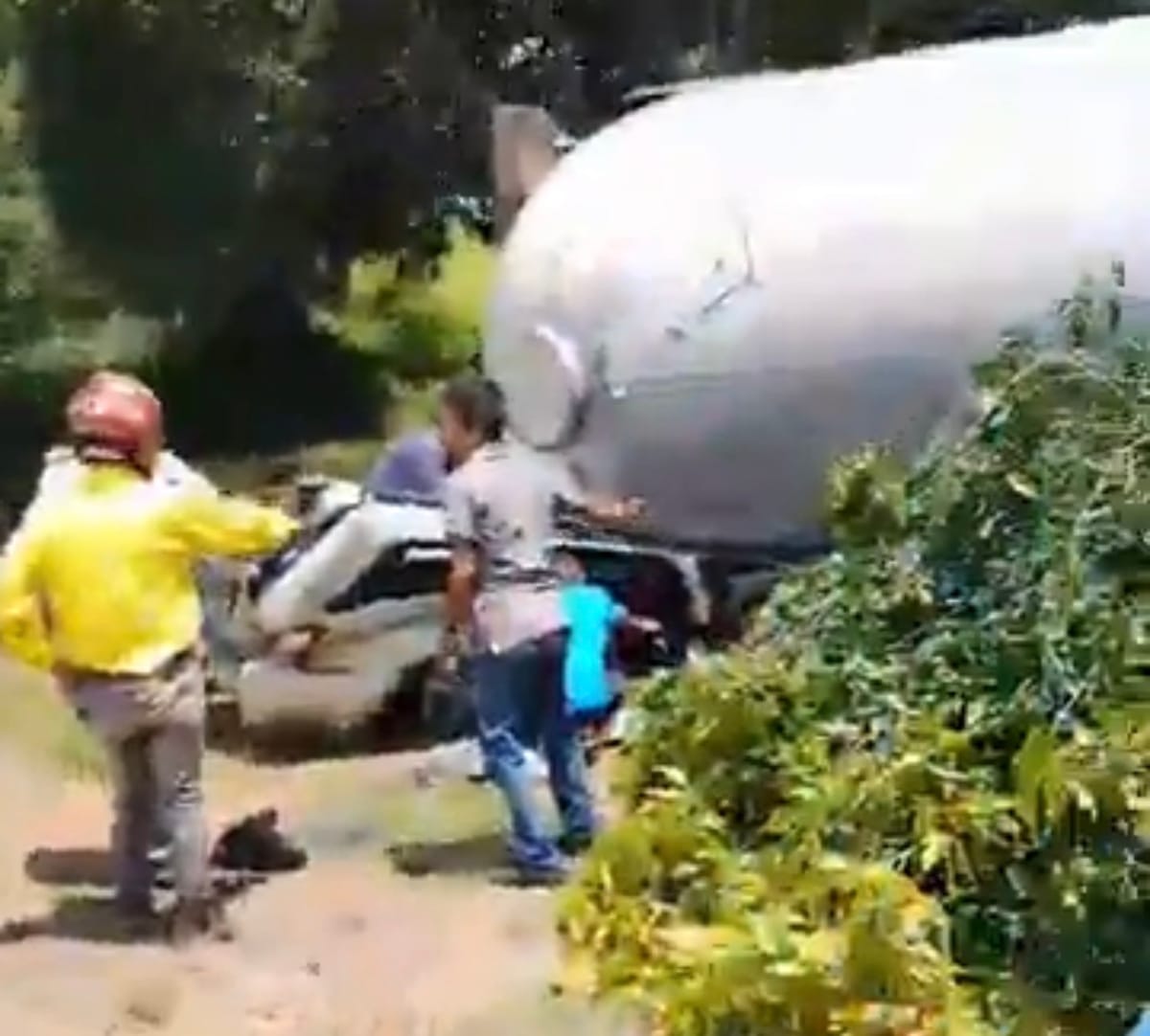 Gandola cargada de gas cayó sobre un vehículo y dejó tres muertos en Guárico