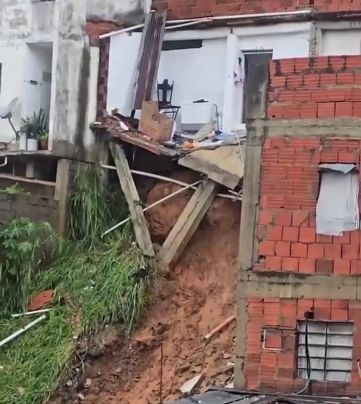 Fuertes lluvias provocaron deslizamiento que comprometió una casa en Petare