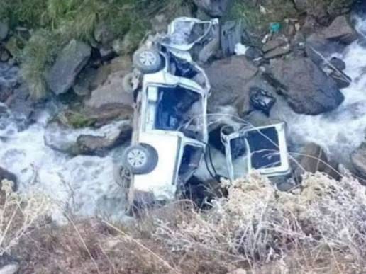 Minibús se precipitó por un barranco y causó la muerte de diez mineros en Bolivia