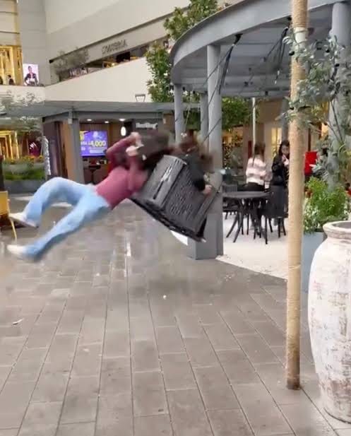 Mujer resulta golpeada por una silla colgante en centro comercial de México