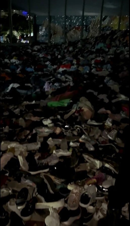 Voluntario denunció que ropa y calzado donados a La Guaira están siendo arrojados en las calles