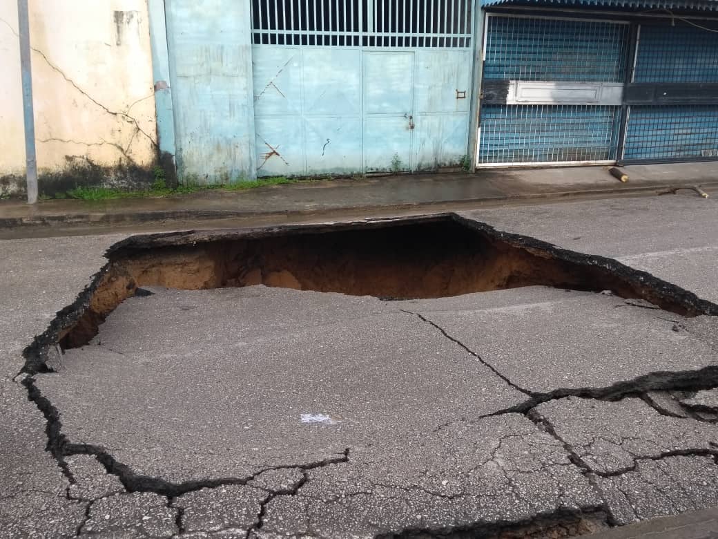 Cedió colector en la calle Miramontes en Carúpano por las fuertes lluvias