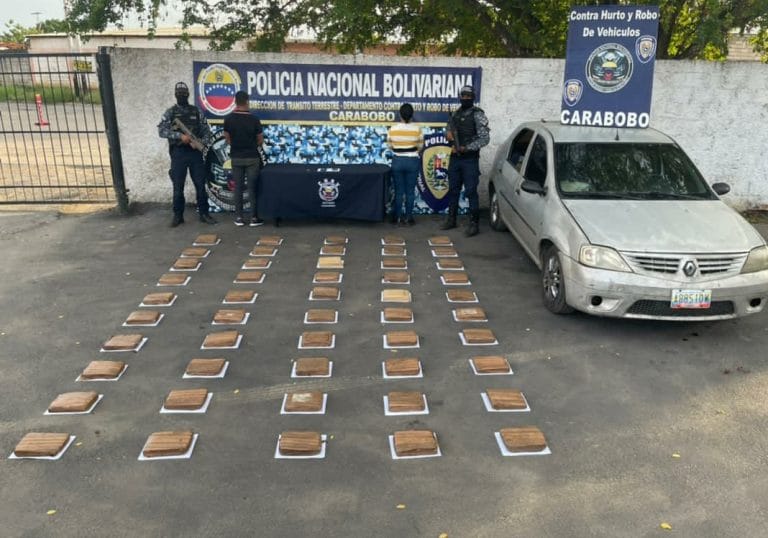 Aprehendieron a un civil y una militar por transportar 50 panelas de marihuana