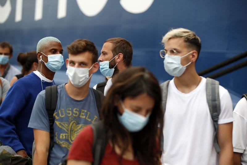 Grecia elimina el uso de mascarillas en exteriores y el toque de queda