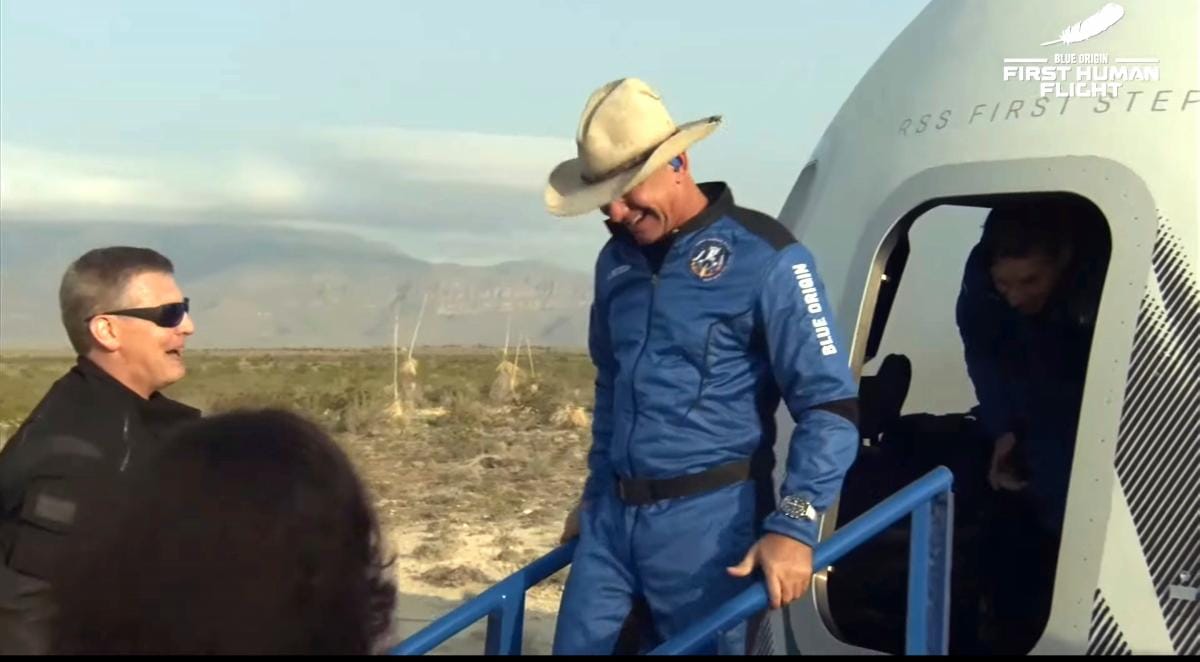Jeff Bezos volvió a la tierra luego de alcanzar el espacio en su propio cohete