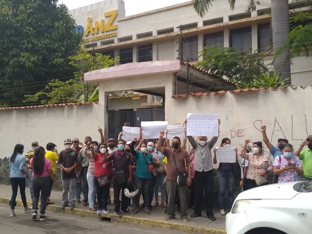 Trabajadores de la gobernación de Anzoátegui protestaron frente a la sede de Saludanz